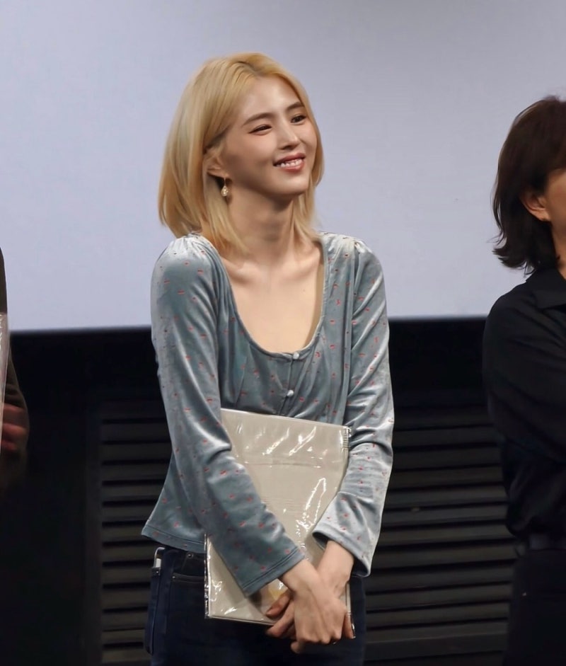 예쁘다 난리난 한소희 영화 인턴 무대인사 패션 완전 가을여자자나