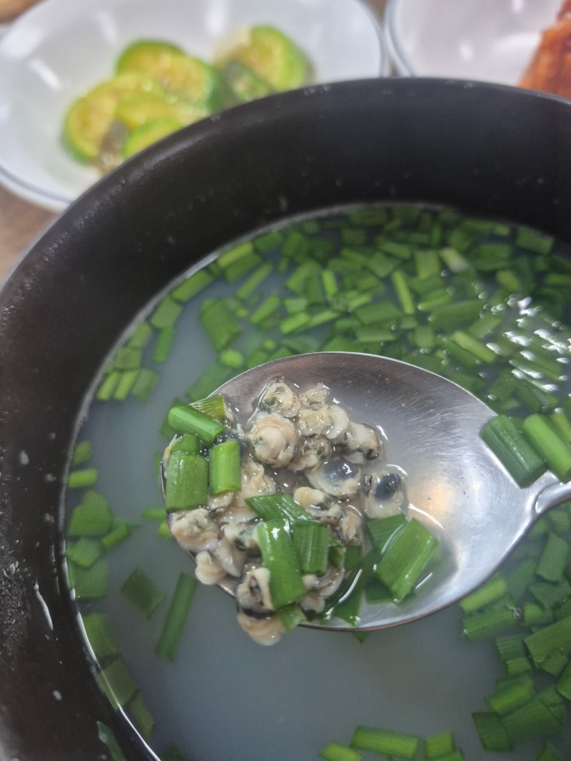 재첩국은 현지에서 먹어야 제맛이죠 '경남 하동 현지인 맛집 동흥 재첩 국'