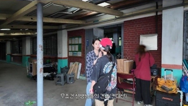 "새벽 5시부터 대기실 풍선 불었다" 아이유, 김영옥·나문희 오픈런 선물에 담긴 눈물겨운 진....
