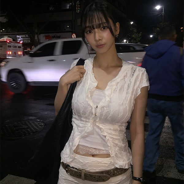 화이트 블라우스, 스커트 코디가 이렇게 힙하다고? 에스파 카리나의 자라 패션