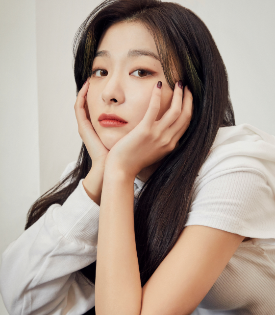 레드벨벳 슬기, 독보적인 분위기를 완성하는 캐주얼룩 연예인 패션 분석