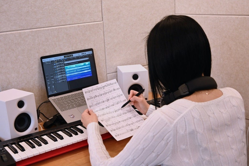 오늘은뮤직 광주점 작곡 레슨실, 건반과 모니터가 놓인 작업 자리