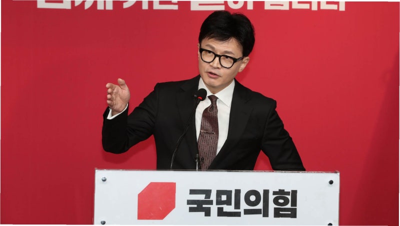 격돌! 한동훈 vs 국민의힘 당권파, '치기 어린 욕심' vs '방해 말고 함께 싸우자'