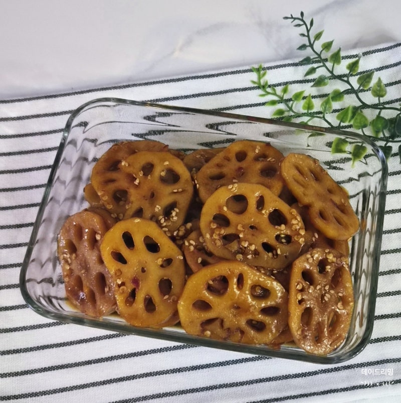아삭하고 쫀득하고 칼칼한 연근조림 레시피 단짠 밑반찬 만들기 가을 제철 연근 요리