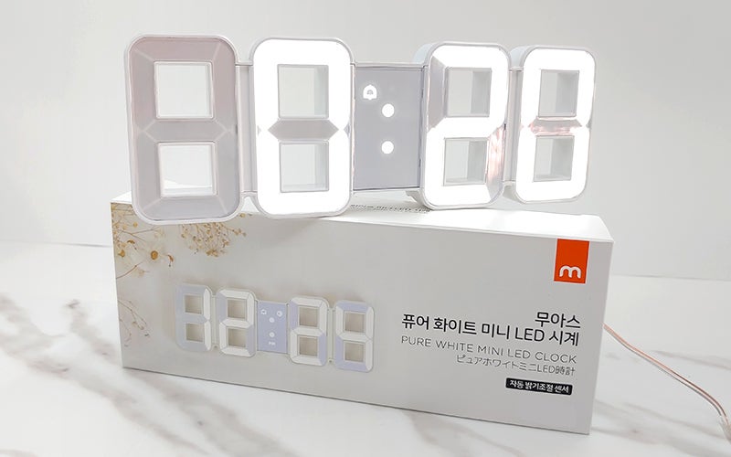 "무아스 LED 시계 퓨어 화이트 미니시계" 벽걸이 디지털 시계로 인기있고 집들이 선물로 최고....