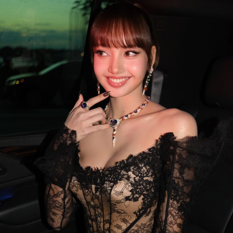 "Her Face Looks Different..." BLACKPINK Lisa's Appearance Sparks Plastic Surgery Rumors, Overshadowing Her 500 Million Won Jewelry.