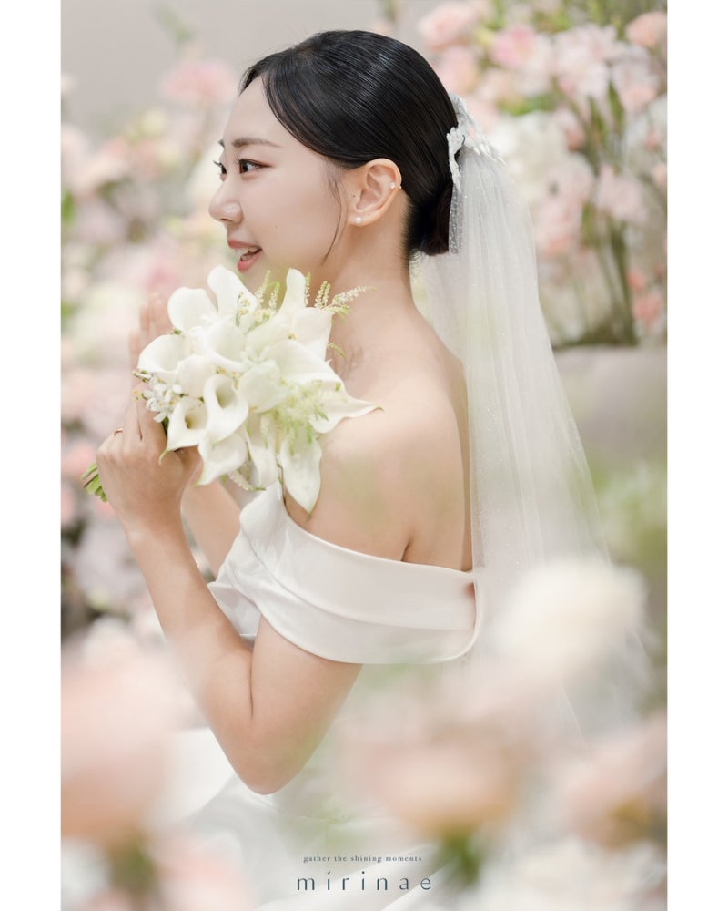 실크 드레스와 잘 어울리는 서울 본식 카라 믹스 부케 추천 '마리에 플라워 스튜디오'