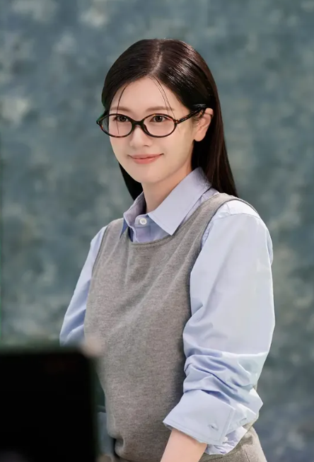 뿔테안경 하나로 엄친딸 같다는 정소민 패션