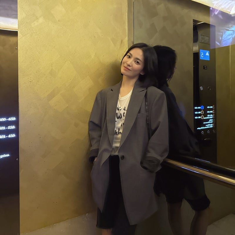 팬들 난리난 45세 송혜교 파리 사복, 가을 자켓 코디