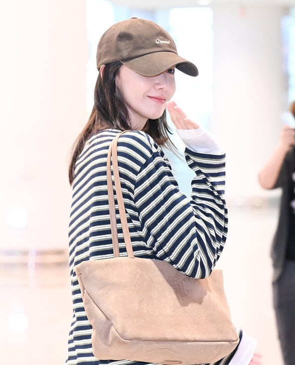 새벽 공항에 나타난 소녀시대 윤아, 알고 보니 입국장이 들썩인 진짜 이유