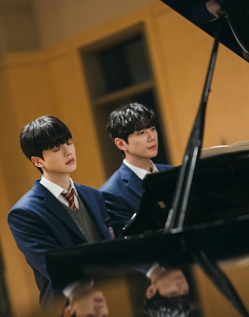 송강·이준영 눈맞춤에 '혹시 BL이야?' 소리까지…넷플릭스·MBC·SBS 다 제친 그 드라마 뭐길래