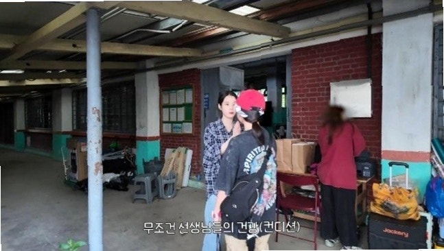 "선생님들 기쁘게 해드릴 요량으로" 아이유, 김영옥·나문희 오픈런 선물 뒤에 감춰진 뭉클한....
