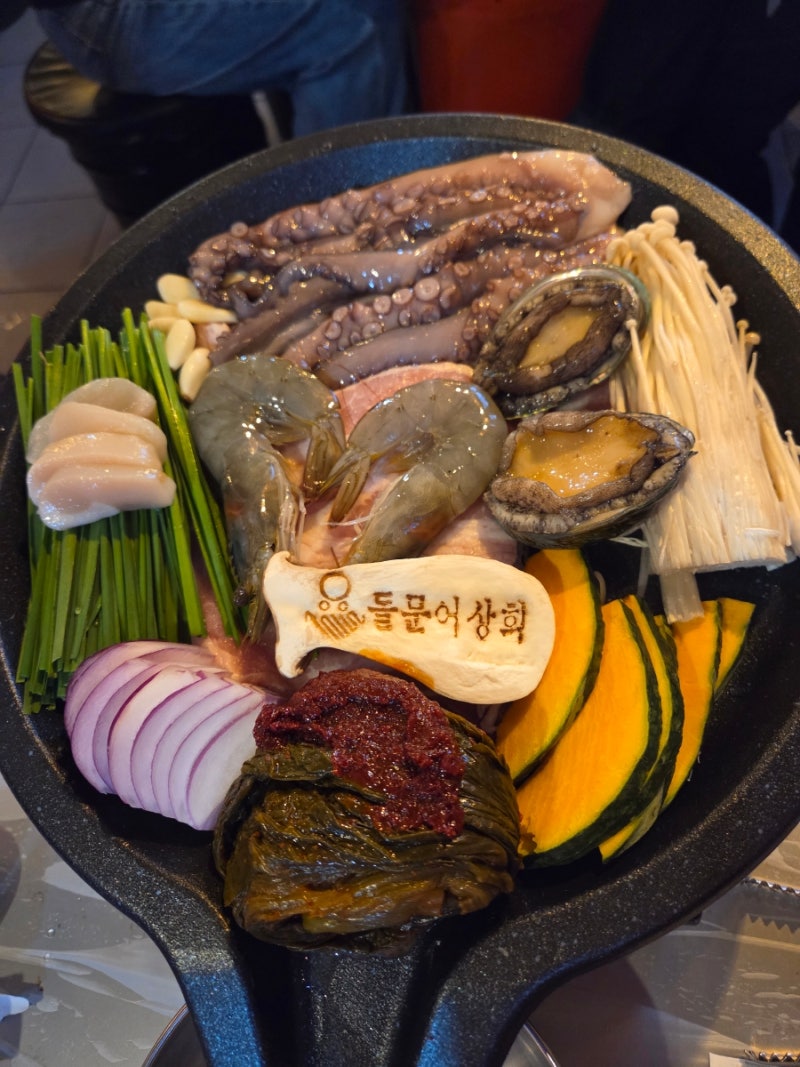 Dolmuneo Sanghoe: Enjoying Stone Octopus Samhap and Fried Rice at Yeosu Romantic Pocha Street