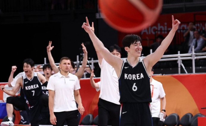 [아시안게임] '여준석·최준용 공백 뚫고' 한국 농구 대표팀, 일본에 100-92 완승…8강 진출 성....