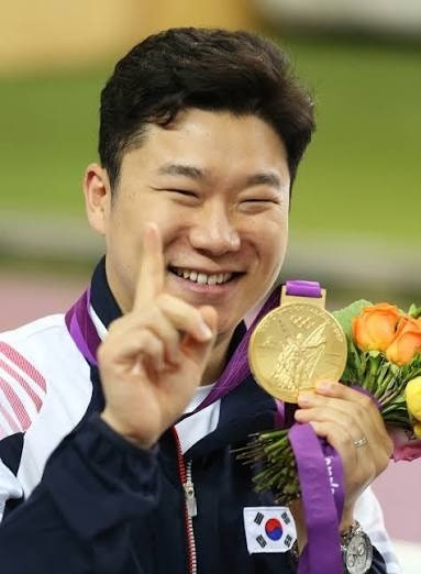 첫 올림픽에서는 한발 차이로 금메달을 놓친뒤, 올림픽 3연패를 완성한 진종오