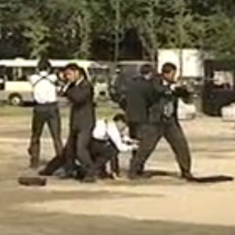 가방속에 숨긴 K1A를 꺼내는 육군 헌병 특경대 요원들(2005년)