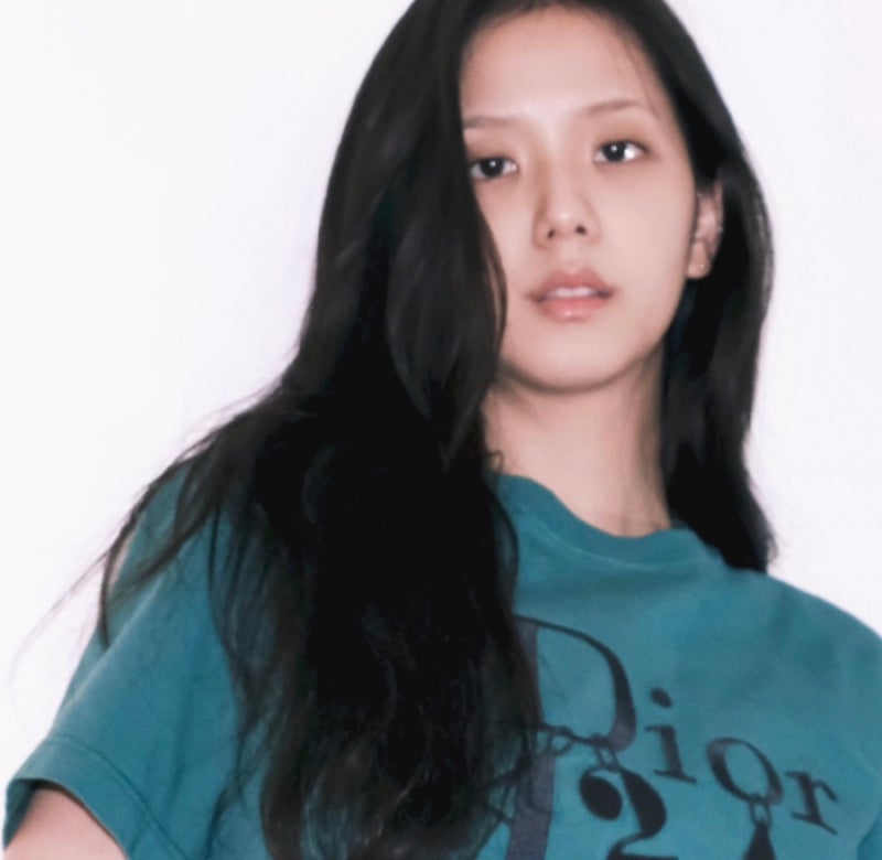 티셔츠 하나 입었을 뿐인데 화제… 지수가 입은 ‘디올×A24’ 정체