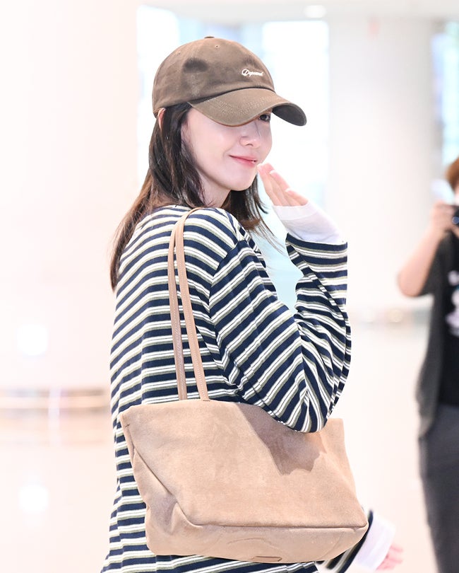 소녀시대 윤아, 새벽 공항 등장에 팬들 발칵…입국장서 포착된 반전 정체