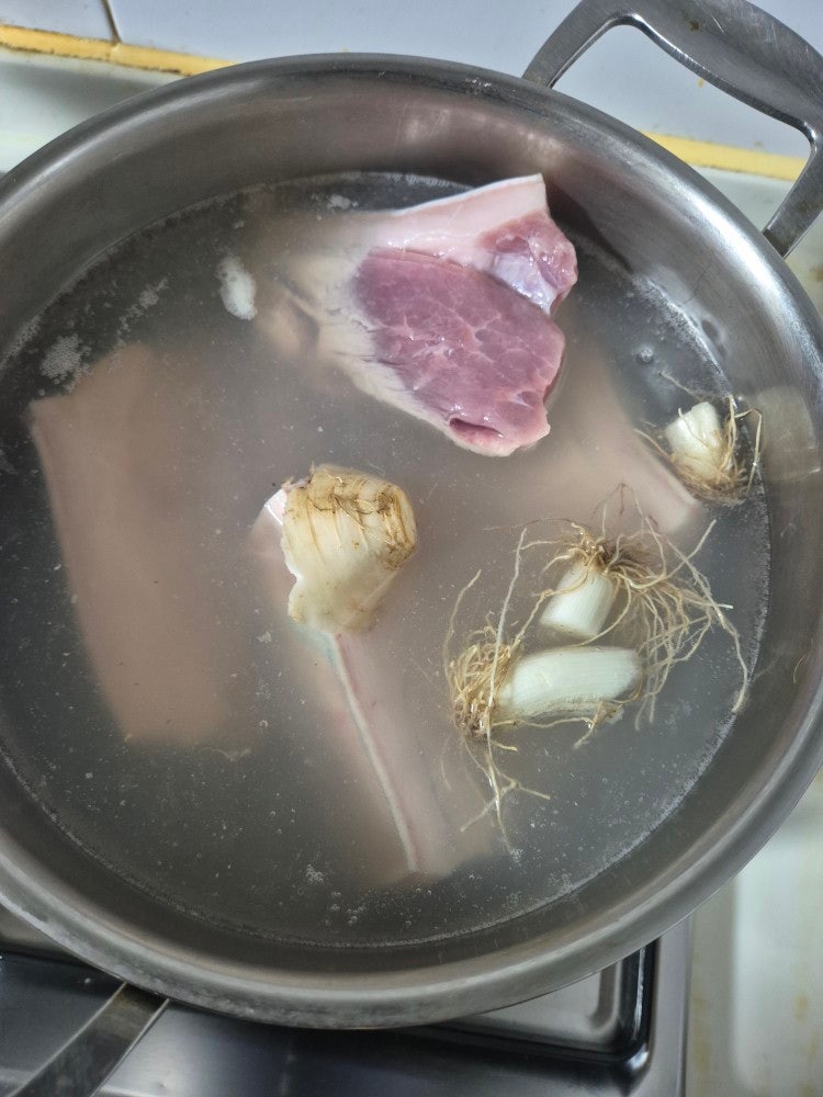 [수육!] 앞다리살 수육 맛있게 삶는법! 파뿌리와 된장으로 잡내 완벽 제거