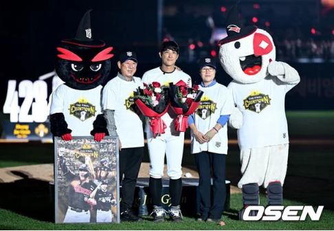 KT 황재균, 1년 만의 복귀전과 눈물의 은퇴식… 이강철 감독 배려 속에 20년 프로 생활 마무리