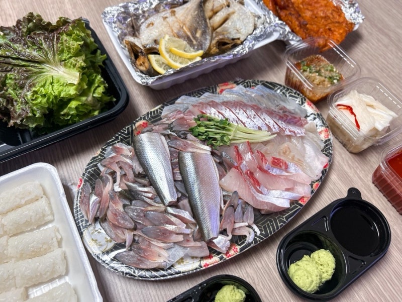 [부산 사하구 배달맛집] 전어철에는 여기! 통으로먹는 통전어부터 모듬회까지 "물고기 익스....