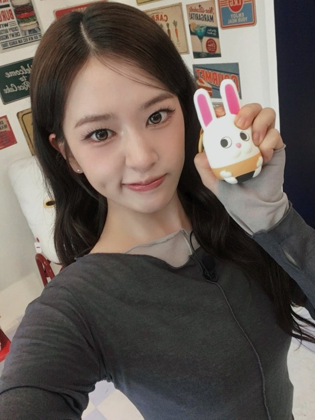 안유진, 카리나 등장에 “귀요미는 나뿐”…《우주떡집》서 제대로 터진 일머리와 예능감