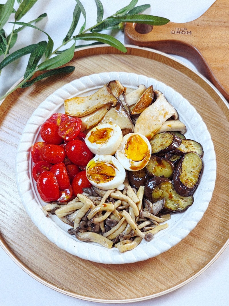 다이어트 샐러드 질렸다면 이렇게?! 살 빠지는 구운 버섯, 가지 샐러드 만들기