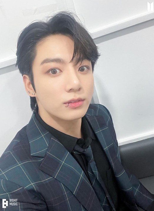 BTS 정국 생일날 벌어진 일, 팬들이 책 200권을 든 진짜 이유
