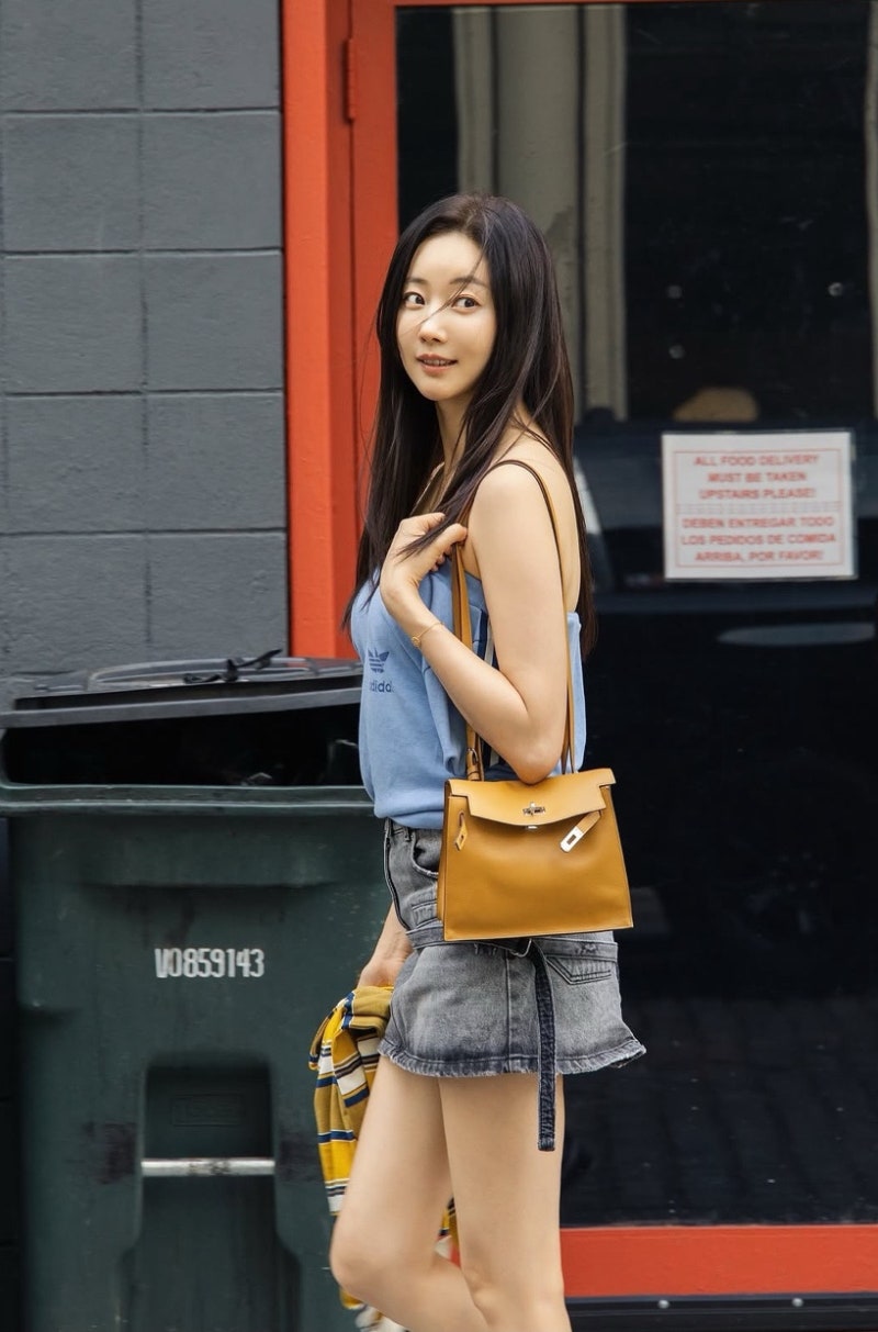 뉴욕 거리를 화보로 만드는 김사랑, 나이를 잊은 독보적 동안 미모