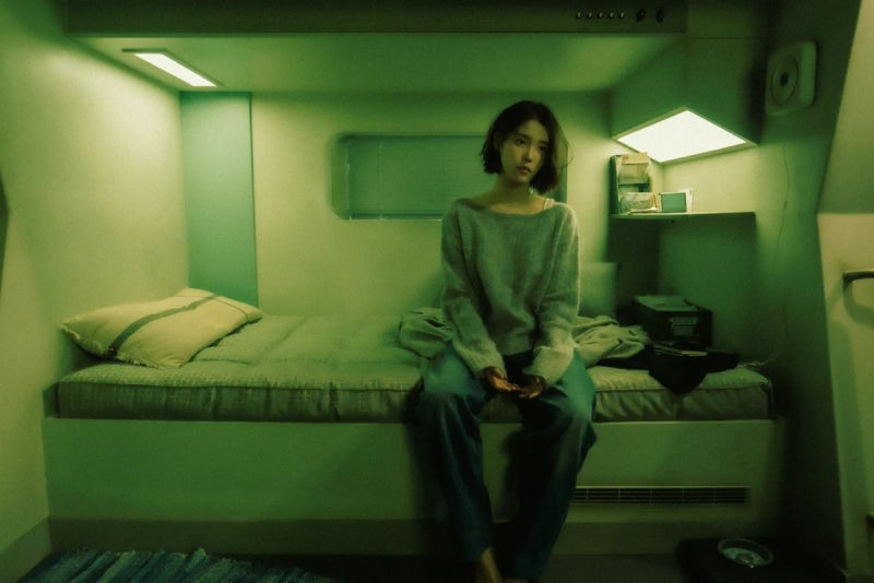 “1년 만에 돌아온 아이유” 이 별로부터 뜻 가사 장르 듣기, 우주와 이별을 담은 서정적인 ....