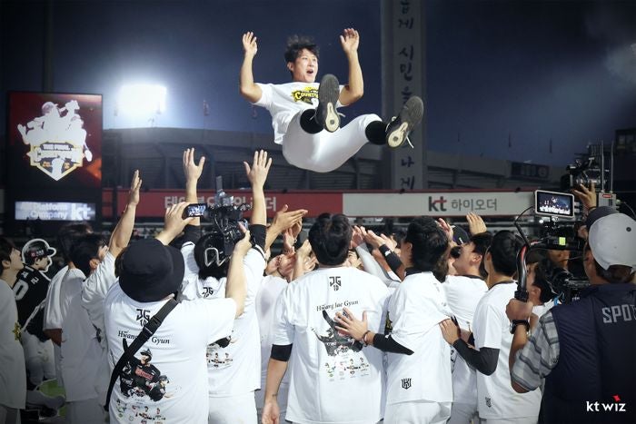 황재균의 낭만 가득한 은퇴식, 600승 이강철과 함께한 KT의 6연승…롯데의 황재균이 다시 사직....