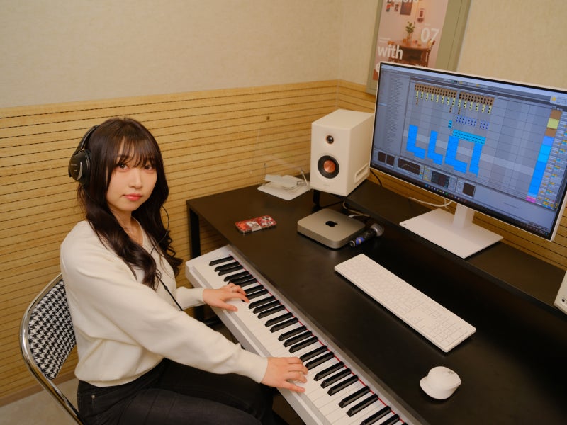 오늘은뮤직 안산점 작곡실, 강사가 마스터 건반 앞에 앉아 있고 옆 모니터에 미디 작업 화면이 띄워진 모습