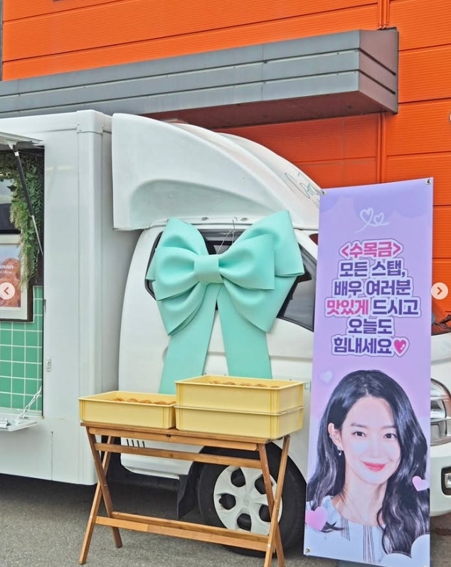 김우빈 가족, 신민아 특급 선물 커피차 사연 (수목금 촬영장 근황)