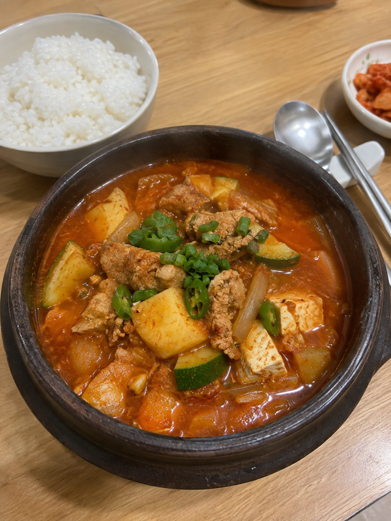 돼지고기 고추장찌개 레시피, 얼큰하고 진한 국물로 오늘 저녁 해결!