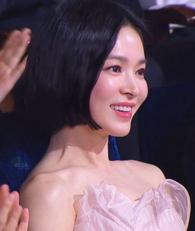 "나이 잊은 동안 미모 장난 아니네.." 40대 50대 언니들이 참고하기 딱 좋은 "연예인 가을 결혼....