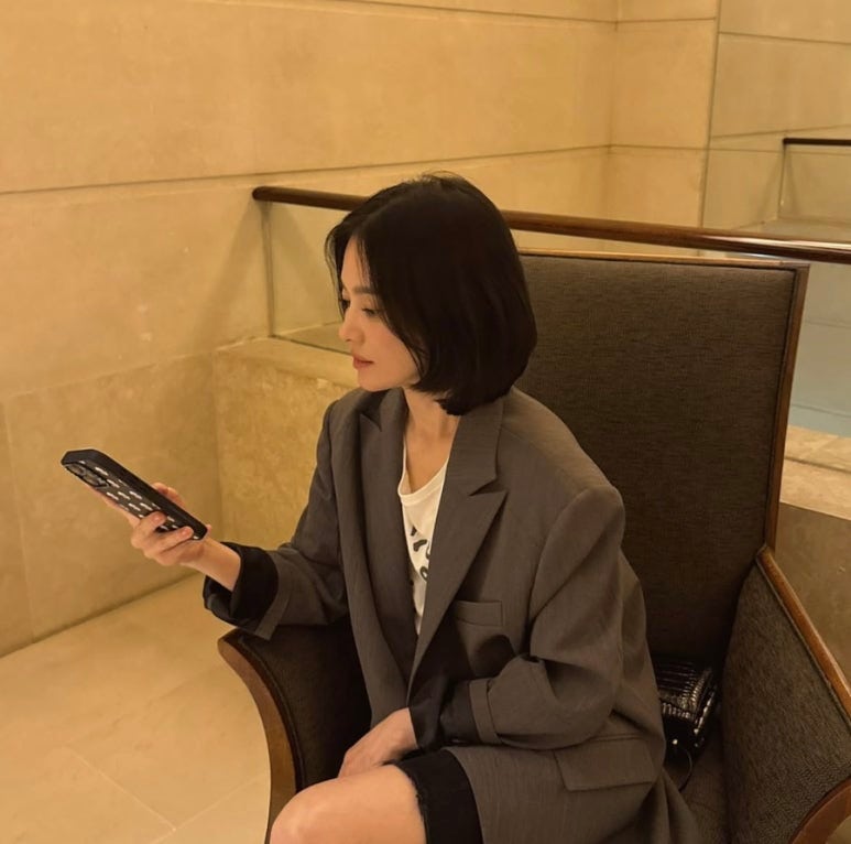 "송혜교 가을 사복 또 난리, 툭 걸친 그레이 자켓 알고 보니 강민경 브랜드"