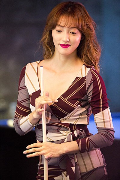 배우 이엘이 살아가는 방식:도발적인 아우라 속 인간적인 온도.