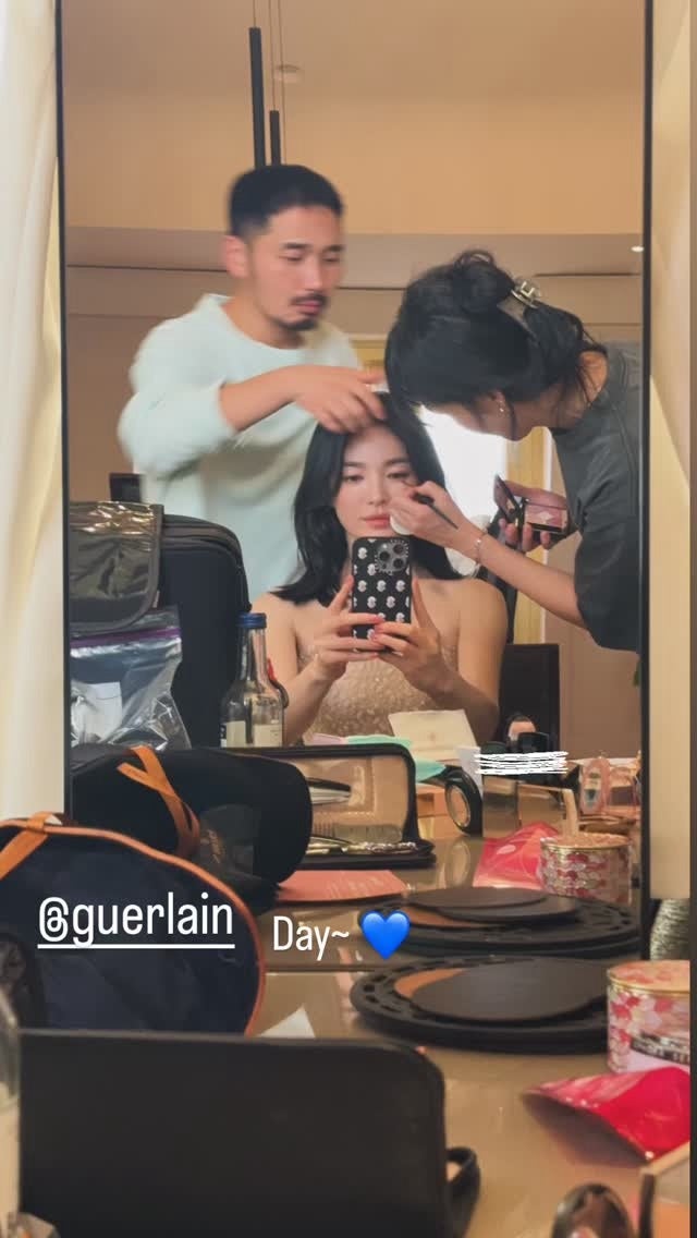 "이게 40대 비율 맞아?" 파리 찍고 온 송혜교 근황 무음! 단발 착장 미쳤다;;(+폰케이스 정보)