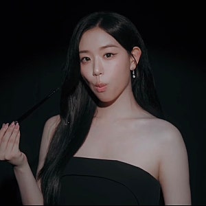 유튜브 시작한 트리플에스 김채연 손정보쌈 광고 속 매혹적인 검은 드레스 자태