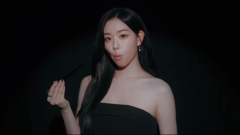 유튜브 시작한 트리플에스 김채연 손정보쌈 광고 속 매혹적인 검은 드레스 자태