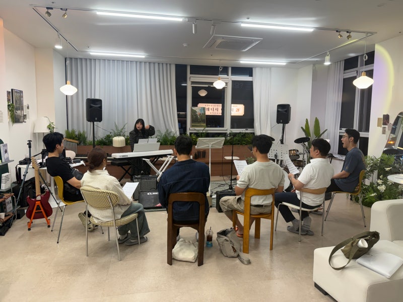 오늘은뮤직 수원점 라운지에서 열린 보컬 오클래스, 수강생들이 강사 설명을 듣는 모습