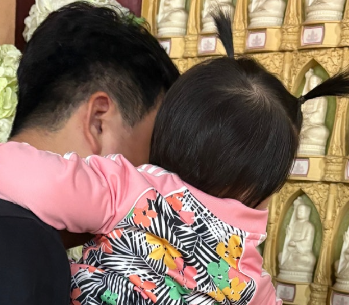“‘오빠 쓰다듬는 작은 손’ 성현주, 둘째 딸과 먼저 떠난 아들 서후 찾았다…사진 한 장에 ....