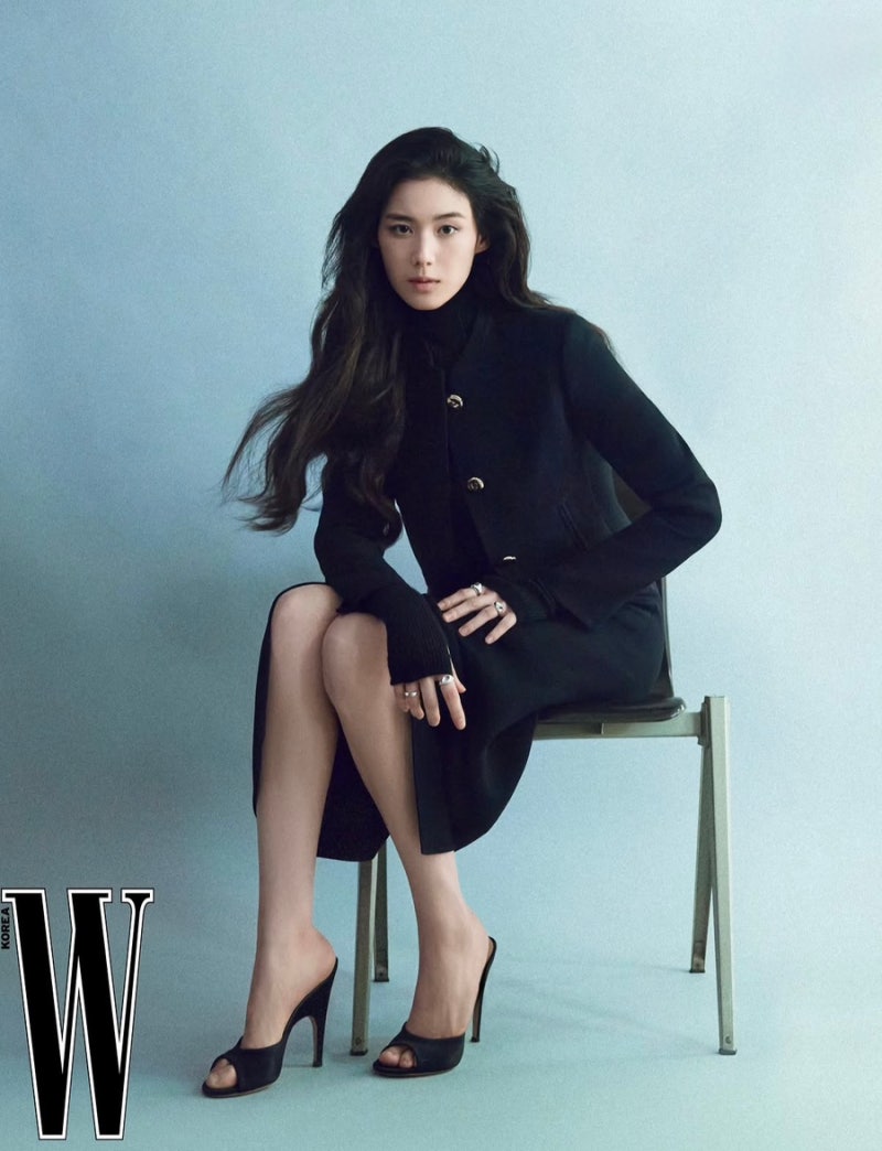 정은채 화보 W 코리아, 올블랙 패션부터 버건디 수트까지