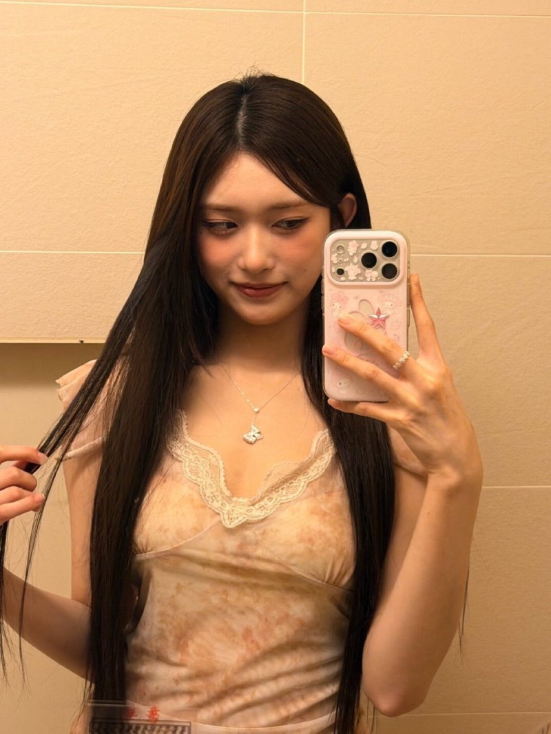 아이브 이서 팬 사인회 속 피치 레이스 슬리브리스 상의 패션으로 사랑스러운 분위기 연출! @....