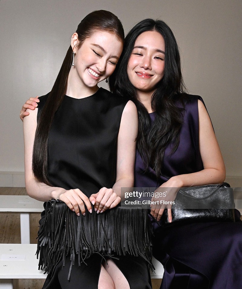 “같은 COS인데 이렇게 다르다고?” 박규영·미야오 엘라, 롱드레스 투샷에 시선 집중