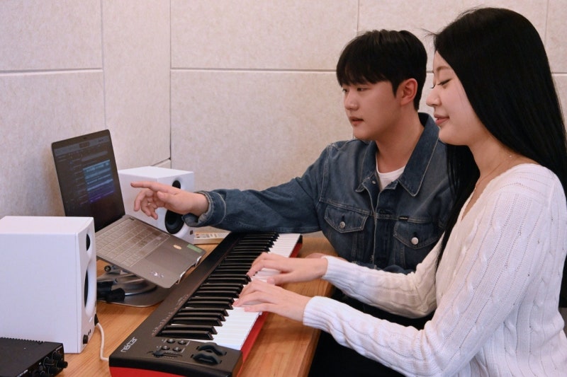 오늘은뮤직 광주점 강사와 수강생이 1:1로 작곡 작업을 하는 모습