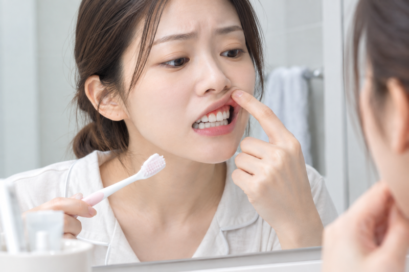 “잇몸에서 피가 나요” 그냥 넘기면 안 되는 이유, 성인이라면 꼭 알아야 할 치주질환증상 ....