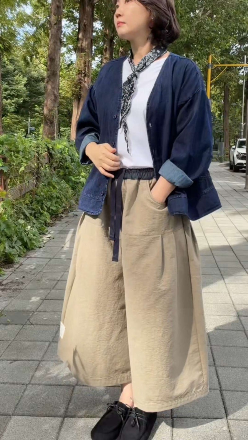 중년 여성 가을코디, 청자켓과 치마바지로 편안하게