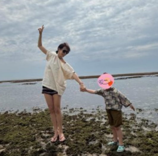"사탕 안 줘도 떼 안 쓴다" 톱스타 손예진이 직접 밝힌 만 3세 아들의 반전 육아 철칙
