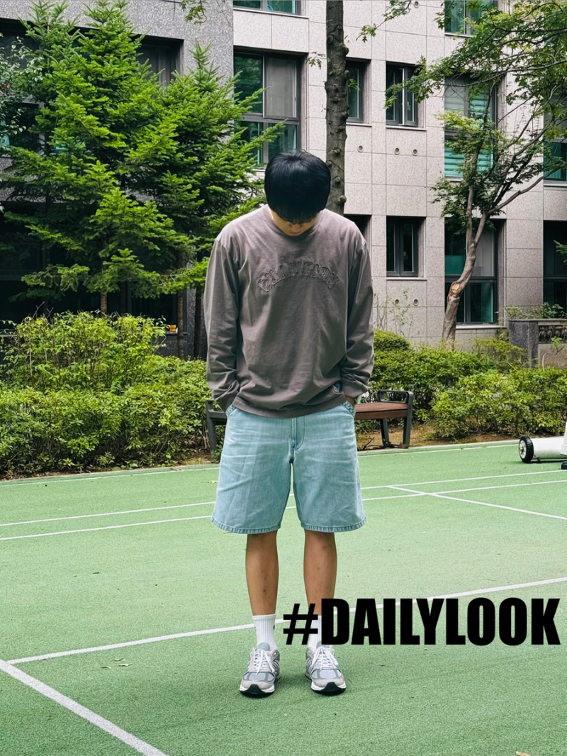 40대 남자 초가을 데일리룩_챔피온 롱슬리브 티셔츠와 유니클로 데님반바지 조합 코디 (ft. 무....